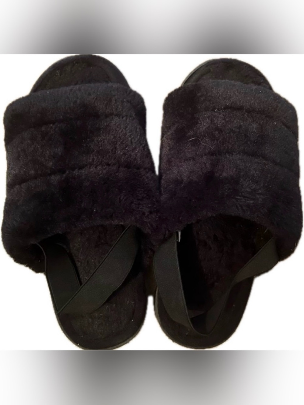 Women’s cozy slippers with non slip sole. Excellent condition. Size 8-9.